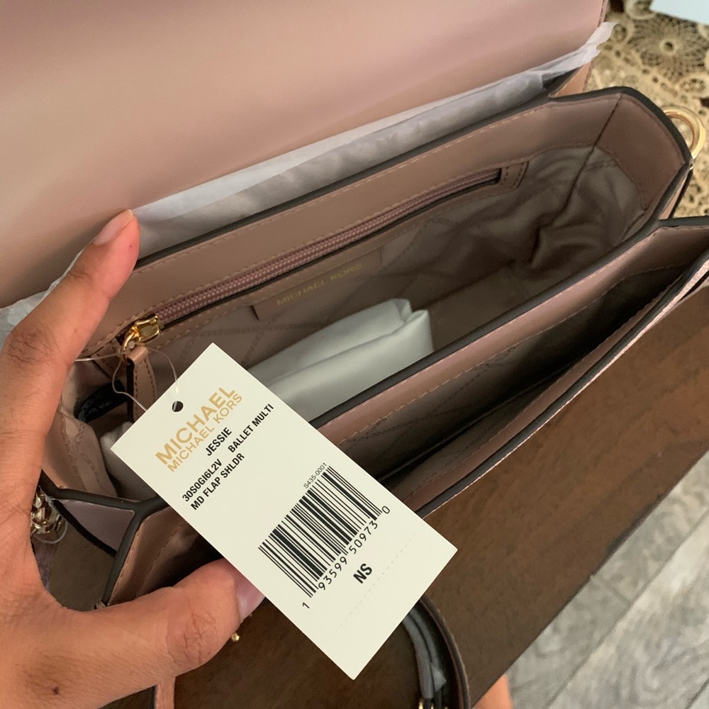 New Mk 💕 Jessie shoulder bag very unique - Picture 5 of 10